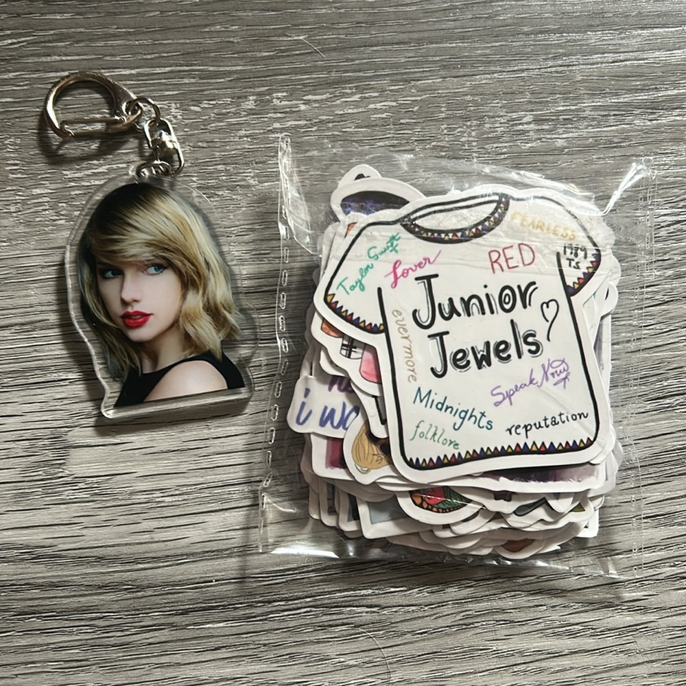 Taylor Swift Keychain & Sticker Pack - Picture 1 of 4